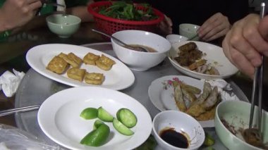 Asyalı aile yemek yiyor.