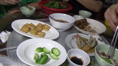 Asyalı aile yemek yiyor.