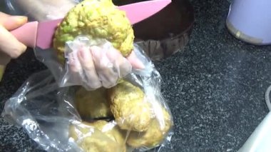 Asya jambonu kesmek için bıçak kullan. Jambonu tabağa koy. Jambonun etrafında döndüğü sahne