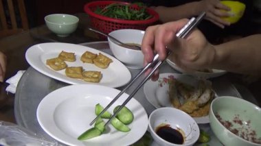 Asyalı aile yemek yiyor.