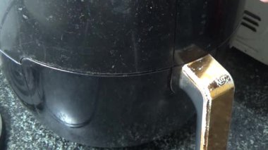 Asya jambonu kesmek için bıçak kullan. Jambonu tabağa koy. Jambonun etrafında döndüğü sahne