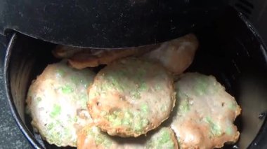 Asya jambonu kesmek için bıçak kullan. Jambonu tabağa koy. Jambonun etrafında döndüğü sahne