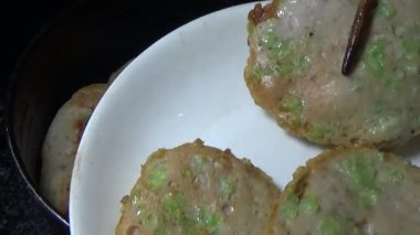 Asya jambonu kesmek için bıçak kullan. Jambonu tabağa koy. Jambonun etrafında döndüğü sahne