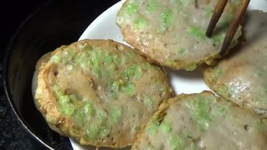 Asya jambonu kesmek için bıçak kullan. Jambonu tabağa koy. Jambonun etrafında döndüğü sahne