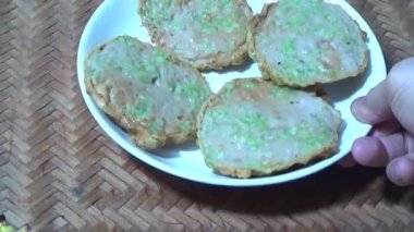 Asya jambonu kesmek için bıçak kullan. Jambonu tabağa koy. Jambonun etrafında döndüğü sahne