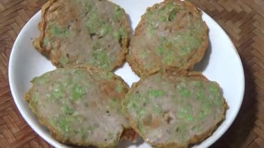 Asya jambonu kesmek için bıçak kullan. Jambonu tabağa koy. Jambonun etrafında döndüğü sahne