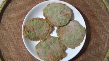 Asya jambonu kesmek için bıçak kullan. Jambonu tabağa koy. Jambonun etrafında döndüğü sahne