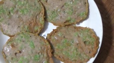 Asya jambonu kesmek için bıçak kullan. Jambonu tabağa koy. Jambonun etrafında döndüğü sahne