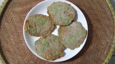 Asya jambonu kesmek için bıçak kullan. Jambonu tabağa koy. Jambonun etrafında döndüğü sahne