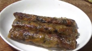 Asya jambonu kesmek için bıçak kullan. Jambonu tabağa koy. Jambonun etrafında döndüğü sahne