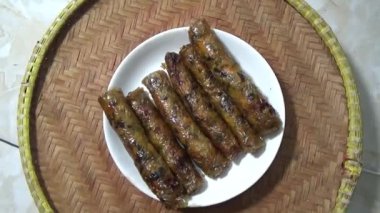 Asya jambonu kesmek için bıçak kullan. Jambonu tabağa koy. Jambonun etrafında döndüğü sahne