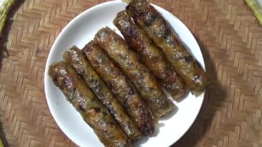 Asya jambonu kesmek için bıçak kullan. Jambonu tabağa koy. Jambonun etrafında döndüğü sahne