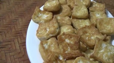 Asya jambonu kesmek için bıçak kullan. Jambonu tabağa koy. Jambonun etrafında döndüğü sahne