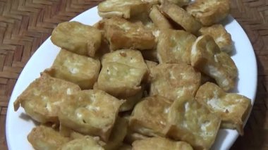 Asya jambonu kesmek için bıçak kullan. Jambonu tabağa koy. Jambonun etrafında döndüğü sahne