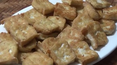 Asya jambonu kesmek için bıçak kullan. Jambonu tabağa koy. Jambonun etrafında döndüğü sahne