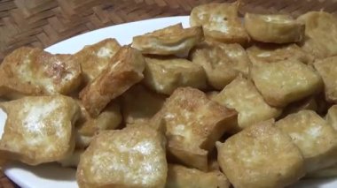 Asya jambonu kesmek için bıçak kullan. Jambonu tabağa koy. Jambonun etrafında döndüğü sahne