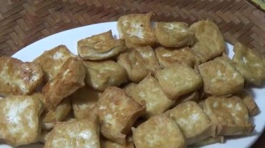 Asya jambonu kesmek için bıçak kullan. Jambonu tabağa koy. Jambonun etrafında döndüğü sahne