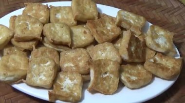 Asya jambonu kesmek için bıçak kullan. Jambonu tabağa koy. Jambonun etrafında döndüğü sahne