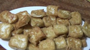 Asya jambonu kesmek için bıçak kullan. Jambonu tabağa koy. Jambonun etrafında döndüğü sahne