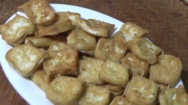 Asya jambonu kesmek için bıçak kullan. Jambonu tabağa koy. Jambonun etrafında döndüğü sahne