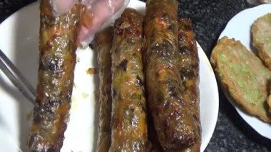 Asya jambonu kesmek için bıçak kullan. Jambonu tabağa koy. Jambonun etrafında döndüğü sahne