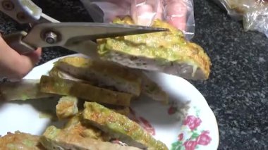 Asya jambonu kesmek için bıçak kullan. Jambonu tabağa koy. Jambonun etrafında döndüğü sahne