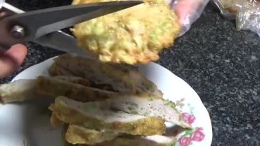 Asya jambonu kesmek için bıçak kullan. Jambonu tabağa koy. Jambonun etrafında döndüğü sahne