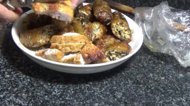 Asya jambonu kesmek için bıçak kullan. Jambonu tabağa koy. Jambonun etrafında döndüğü sahne