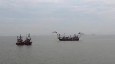 Nehirde balık tutan adam