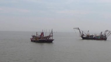 Nehirde balık tutan adam