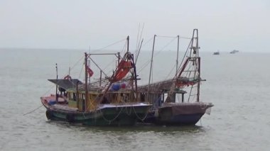 Nehirde balık tutan adam