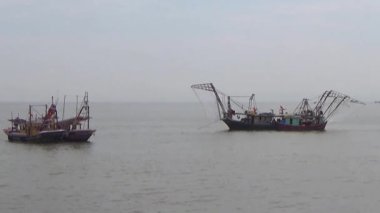 Nehirde balık tutan adam