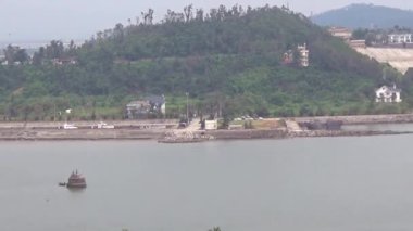 Nehirde balık tutan adam