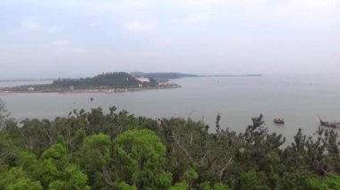 Nehirde balık tutan adam