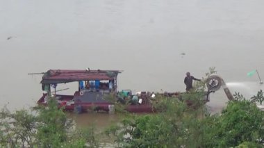 Nehirde balık tutan adam