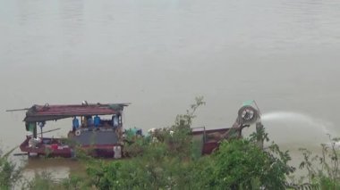 Nehirde balık tutan adam