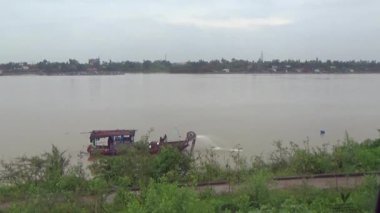 Nehirde balık tutan adam