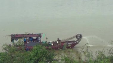 Nehirde balık tutan adam