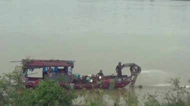 Nehirde balık tutan adam