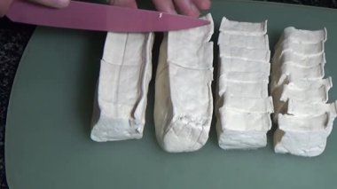 Tofuyu kes ve kızart.