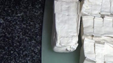 Tofuyu kes ve kızart.