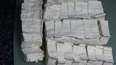 Tofuyu kes ve kızart.