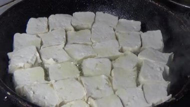 Tofuyu kes ve kızart.