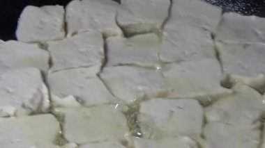 Tofuyu kes ve kızart.