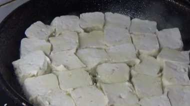 Tofuyu kes ve kızart.