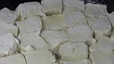 Tofuyu kes ve kızart.