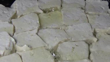 Tofuyu kes ve kızart.