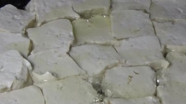 Tofuyu kes ve kızart.