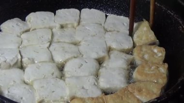 Tofuyu kes ve kızart.