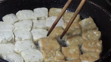 Tofuyu kes ve kızart.